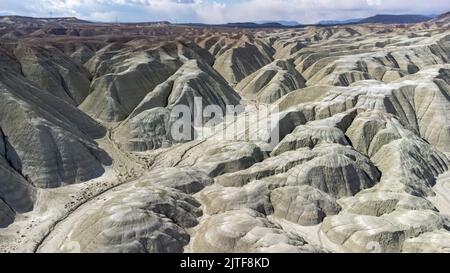 Aufnahme eines getrockneten Flusses zwischen kargen Bergen Stockfoto