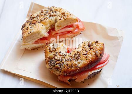 Ein Studiofoto mit Bagel mit Lachs und Frischkäse Stockfoto