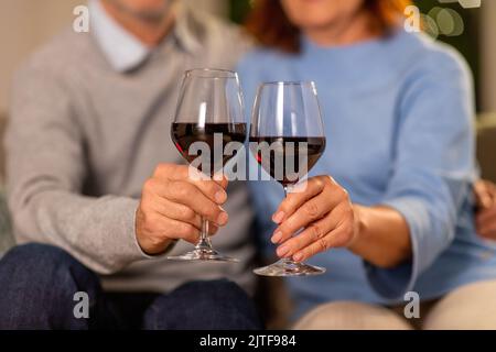 Nahaufnahme eines älteren Paares mit Gläsern Rotwein Stockfoto