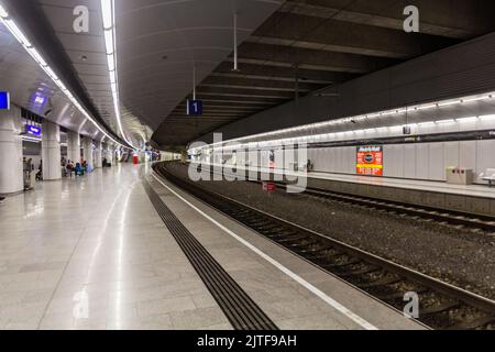 WIEN, ÖSTERREICH - 22. APRIL 2019: Bahnsteig des Bahnhofs Flughafen Wien, Österreich. Stockfoto