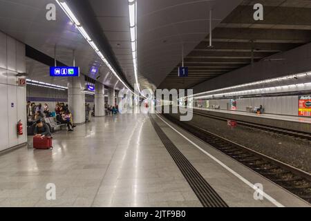 WIEN, ÖSTERREICH - 22. APRIL 2019: Bahnsteig des Bahnhofs Flughafen Wien, Österreich. Stockfoto