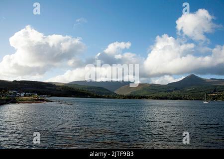 Goat Fell und Beinn Tarsuinn Blick über Brodick Bay von Brodick Seafront Brodick die Isle of Arran North Ayrshire Schottland Stockfoto