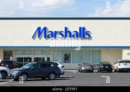 Unionsspalt. WA. USA - 24. August 2022; Marshalls Store Fassade ein Teil der TJX-Unternehmen in Union Gap Washington mit Autos auf dem Parkplatz Stockfoto