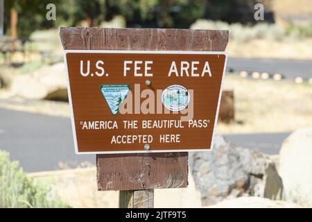 Yakima Canyon, WA, USA - 24. August 2022; Wegweiser für US-Gebührengebiet mit America The Beautiful Pass hier und Agenturmarken akzeptiert Stockfoto