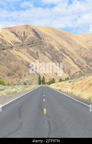 Der Yakima River Canyon Scenic Byway passiert an einem Sommertag Basalthügel in Zentral-Washington Stockfoto