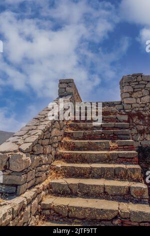 Tagesansicht von leeren Steintreppen ohne Menschen, gegen blauen Himmel mit Wolken. Stockfoto