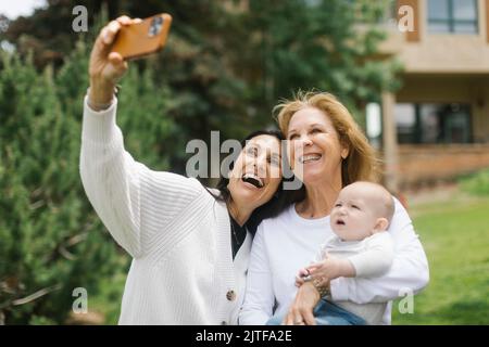 Großmütter, die Selfie mit ihrem Enkel machen (6-11 Monate) Stockfoto