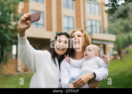 Großmütter, die Selfie mit ihrem Enkel machen (6-11 Monate) Stockfoto