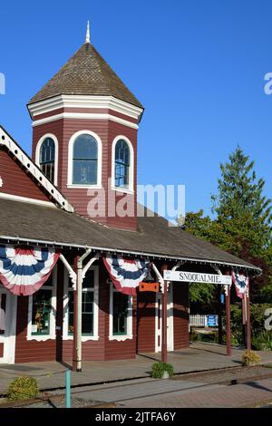 Snoqualmie, WA, USA - 24. August 2022; Historischer Turm des Snoqualmie Railway Depot mit Schild Stockfoto