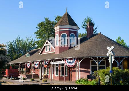 Snoqualmie, WA, USA - 24. August 2022; Historisches Snoqualmie Railway Depot mit Schild und blauem Himmel im Sommer Stockfoto