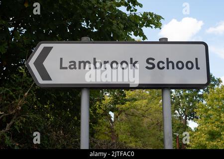 Winkfield Row, Bracknell, Berkshire, Großbritannien. 30.. August 2022. Die Lambrook School liegt im verschnauften ländlichen Dorf Winkfield Row und wird die neue Schule für Prinz George, Prinzessin Charlotte und Prinz Louis von Cambridge sein. S.H. der Herzog und die Herzogin von Cambridge und ihre drei Kinder ziehen in das Adelaide Cottage im Windsor Great Park, nur wenige Gehminuten vom Windsor Castle entfernt. Die neue Kinderschule Royal wird rund sechs Meilen von ihrem neuen Zuhause entfernt sein. Quelle: Maureen McLean/Alamy Live News Stockfoto