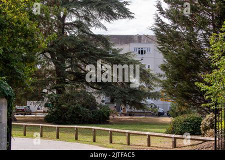 Winkfield Row, Bracknell, Berkshire, Großbritannien. 30.. August 2022. Die Lambrook School liegt im verschnauften ländlichen Dorf Winkfield Row und wird die neue Schule für Prinz George, Prinzessin Charlotte und Prinz Louis von Cambridge sein. S.H. der Herzog und die Herzogin von Cambridge und ihre drei Kinder ziehen in das Adelaide Cottage im Windsor Great Park, nur wenige Gehminuten vom Windsor Castle entfernt. Die neue Kinderschule Royal wird rund sechs Meilen von ihrem neuen Zuhause entfernt sein. Quelle: Maureen McLean/Alamy Live News Stockfoto