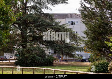 Winkfield Row, Bracknell, Berkshire, Großbritannien. 30.. August 2022. Die Lambrook School liegt im verschnauften ländlichen Dorf Winkfield Row und wird die neue Schule für Prinz George, Prinzessin Charlotte und Prinz Louis von Cambridge sein. S.H. der Herzog und die Herzogin von Cambridge und ihre drei Kinder ziehen in das Adelaide Cottage im Windsor Great Park, nur wenige Gehminuten vom Windsor Castle entfernt. Die neue Kinderschule Royal wird rund sechs Meilen von ihrem neuen Zuhause entfernt sein. Quelle: Maureen McLean/Alamy Live News Stockfoto