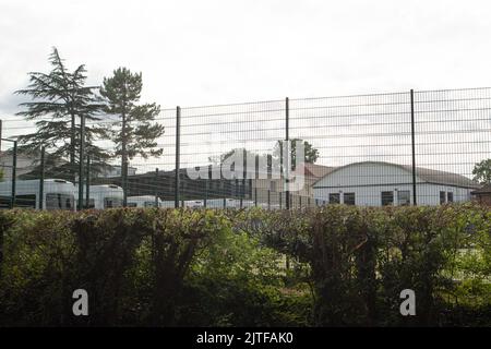 Winkfield Row, Bracknell, Berkshire, Großbritannien. 30.. August 2022. Die Lambrook School liegt im verschnauften ländlichen Dorf Winkfield Row und wird die neue Schule für Prinz George, Prinzessin Charlotte und Prinz Louis von Cambridge sein. S.H. der Herzog und die Herzogin von Cambridge und ihre drei Kinder ziehen in das Adelaide Cottage im Windsor Great Park, nur wenige Gehminuten vom Windsor Castle entfernt. Die neue Kinderschule Royal wird rund sechs Meilen von ihrem neuen Zuhause entfernt sein. Quelle: Maureen McLean/Alamy Live News Stockfoto