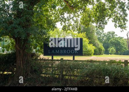 Winkfield Row, Bracknell, Berkshire, Großbritannien. 30.. August 2022. Spielplätze an der Lambrook School im beschlaflichen ländlichen Dorf Winkfield Row. Lambrook wird die neue Schule für Prinz George, Prinzessin Charlotte und Prinz Louis von Cambridge sein. S.H. der Herzog und die Herzogin von Cambridge und ihre drei Kinder ziehen in das Adelaide Cottage im Windsor Great Park, nur wenige Gehminuten vom Windsor Castle entfernt. Quelle: Maureen McLean/Alamy Live News Stockfoto