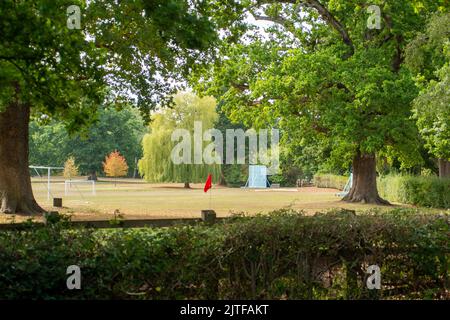 Winkfield Row, Bracknell, Berkshire, Großbritannien. 30.. August 2022. Spielplätze an der Lambrook School im beschlaflichen ländlichen Dorf Winkfield Row. Lambrook wird die neue Schule für Prinz George, Prinzessin Charlotte und Prinz Louis von Cambridge sein. S.H. der Herzog und die Herzogin von Cambridge und ihre drei Kinder ziehen in das Adelaide Cottage im Windsor Great Park, nur wenige Gehminuten vom Windsor Castle entfernt. Quelle: Maureen McLean/Alamy Live News Stockfoto