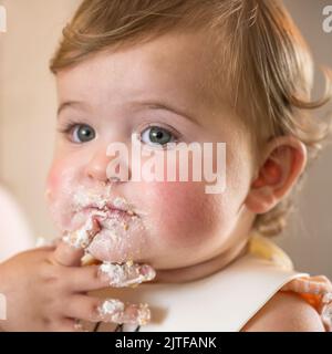 Babymädchen (12-17 Monate) Geburtstagskuchen Essen Stockfoto