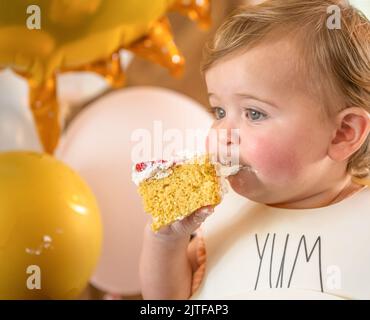 Babymädchen (12-17 Monate) Geburtstagskuchen Essen Stockfoto