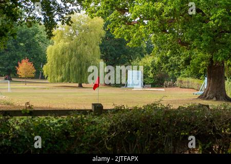 Winkfield Row, Bracknell, Berkshire, Großbritannien. 30.. August 2022. Spielplätze an der Lambrook School im beschlaflichen ländlichen Dorf Winkfield Row. Lambrook wird die neue Schule für Prinz George, Prinzessin Charlotte und Prinz Louis von Cambridge sein. S.H. der Herzog und die Herzogin von Cambridge und ihre drei Kinder ziehen in das Adelaide Cottage im Windsor Great Park, nur wenige Gehminuten vom Windsor Castle entfernt. Quelle: Maureen McLean/Alamy Live News Stockfoto