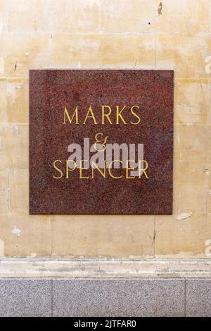 Marks and Spencer Shop Sign, Bath, Großbritannien (Aug22) Stockfoto