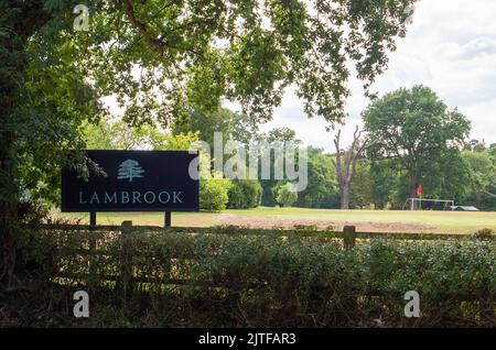 Winkfield Row, Bracknell, Berkshire, Großbritannien. 30.. August 2022. Spielplätze an der Lambrook School im beschlaflichen ländlichen Dorf Winkfield Row. Lambrook wird die neue Schule für Prinz George, Prinzessin Charlotte und Prinz Louis von Cambridge sein. S.H. der Herzog und die Herzogin von Cambridge und ihre drei Kinder ziehen in das Adelaide Cottage im Windsor Great Park, nur wenige Gehminuten vom Windsor Castle entfernt. Quelle: Maureen McLean/Alamy Live News Stockfoto