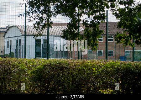 Winkfield Row, Bracknell, Berkshire, Großbritannien. 30.. August 2022. Die Lambrook School liegt im verschnauften ländlichen Dorf Winkfield Row und wird die neue Schule für Prinz George, Prinzessin Charlotte und Prinz Louis von Cambridge sein. S.H. der Herzog und die Herzogin von Cambridge und ihre drei Kinder ziehen in das Adelaide Cottage im Windsor Great Park, nur wenige Gehminuten vom Windsor Castle entfernt. Die neue Kinderschule Royal wird rund sechs Meilen von ihrem neuen Zuhause entfernt sein. Quelle: Maureen McLean/Alamy Live News Stockfoto