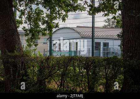 Winkfield Row, Bracknell, Berkshire, Großbritannien. 30.. August 2022. Die Lambrook School liegt im verschnauften ländlichen Dorf Winkfield Row und wird die neue Schule für Prinz George, Prinzessin Charlotte und Prinz Louis von Cambridge sein. S.H. der Herzog und die Herzogin von Cambridge und ihre drei Kinder ziehen in das Adelaide Cottage im Windsor Great Park, nur wenige Gehminuten vom Windsor Castle entfernt. Die neue Kinderschule Royal wird rund sechs Meilen von ihrem neuen Zuhause entfernt sein. Quelle: Maureen McLean/Alamy Live News Stockfoto