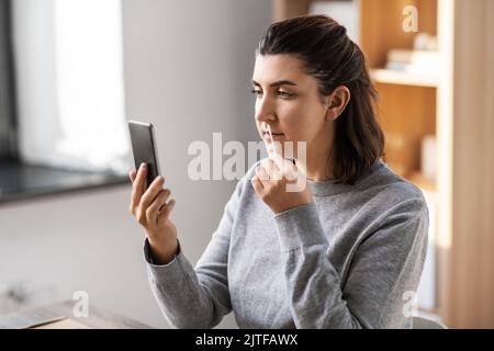 Frau, die zu Hause einen Coronavirus-Selbsttest macht Stockfoto