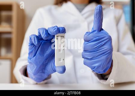 Nahaufnahme eines Arztes mit negativem Coronavirus-Test Stockfoto