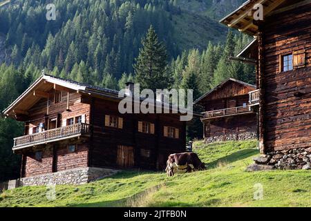 Holzhütten in einem Bergdorf der Oberstalleralm in Innervillgraten, Villgratental, Osttirol, Tirol, Österreich Stockfoto