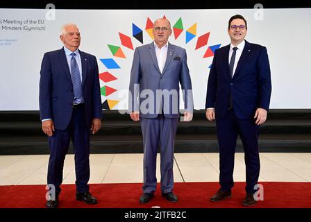 Prag, Tschechische Republik. 30. August 2022. (L-R) der außenpolitische Chef der Europäischen Union, Josep Borrell, der polnische Außenminister Zbigniew Rau und der tschechische Außenminister Jan Lipavsky, kamen anlässlich eines Treffens der EU-Außenminister am 30. August 2022 im Prager Kongresszentrum in Prag, Tschechische Republik, an. Kredit: Roman Vondrous/CTK Foto/Alamy Live Nachrichten Stockfoto