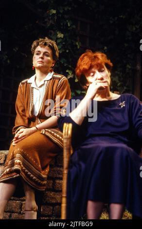 l-r: Sinead Cusack (Alice), Charlotte Cornwell (Judith) in ARISTOKRATEN von Brian Friel im Hampstead Theatre, London NW3 02/06/1988 Bühnenbild: Gordon Stewart & Andrew Wood Kostüme: Sheelagh Killeen Beleuchtung: Paul Denby Regie: Robin Lefevre Stockfoto