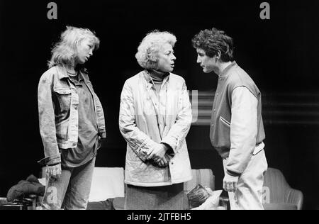 l-r: Rudi Davies (Sally), Geraldine McEwan (Lorraine), Paul McGann (Frankie) in A LIE OF THE MIND von Sam Shepard am Royal Court Theatre, London SW1 14/10/1987 Musik: Stephen Warbeck Design: Paul Brown Beleuchtung: Christopher Toulmin Regie: Simon Curtis Stockfoto