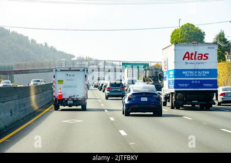 Fahren Sie auf einer Autobahn in Kalifornien, USA, mit vier Fahrspuren, die in beide Richtungen fahren. Stockfoto