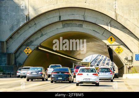 Der Verkehr auf dem Highway 90 in San Francisco, Kalifornien, USA passiert einen Betontunnel auf Treasure Island / Yerba Buena Island Stockfoto