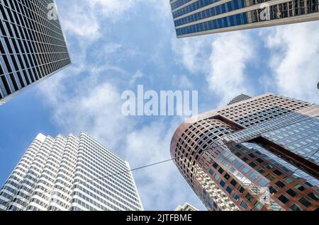 Blick nach oben in den Himmel zwischen modernen Hochhäusern in San Francisco, Kalifornien. Stockfoto