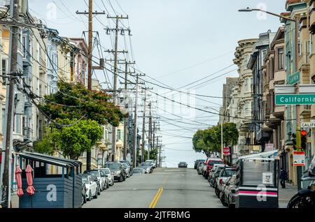 Blick auf die Larkin Street in San Francisco, Kalifornien, mit Stromkabeln über dem Kopf. Stockfoto