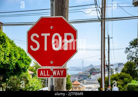 Ein Stoppschild an einem Telegrafenmast in San Francisco, Kalifornien, USA Stockfoto