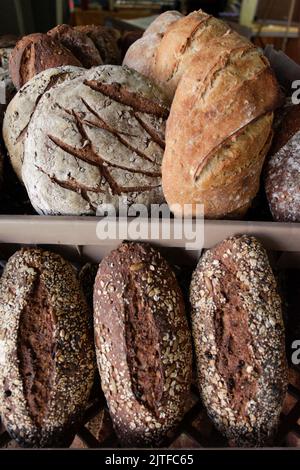 Frisches Brot auf dem Bauernmarkt Stockfoto