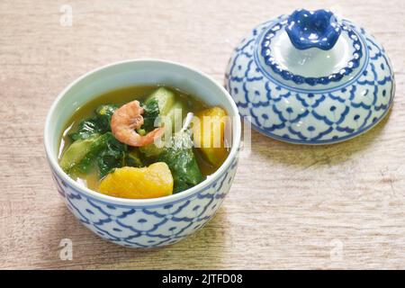 Gekochtes gemischtes Gemüse Topping Garnelen Thai scharfe Suppe auf Schüssel Stockfoto