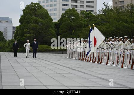 Tokio, Japan. 30. August 2022. Der israelische Verteidigungsminister Benny Gantz und die japanische Verteidigungsministerin Hamada Yasukazu nehmen am Dienstag, dem 30. August 2022, an einer Ehrenwache im Vorfeld eines bilateralen Treffens in Tokio, Japan, Teil. Benny Gantz besucht Japan, während die Länder 70 Jahre diplomatischer Beziehungen markieren. Gantz und Hamada sollen einen Dialog über strategische Fragen und bilaterale Verteidigungskooperationen führen. (Bild: © POOL via ZUMA Press Wire) Stockfoto