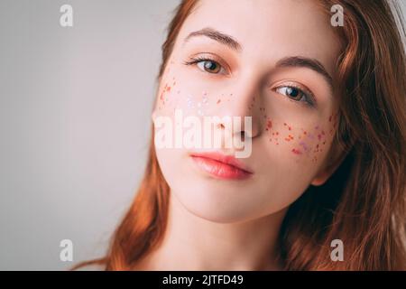 Frau Schönheit natürliche Make-up Glitter Sommersprossen Stockfoto