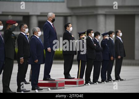 Tokio, Japan. 30. August 2022. Der israelische Verteidigungsminister Benny Gantz und die japanische Verteidigungsministerin Hamada Yasukazu nehmen am Dienstag, dem 30. August 2022, an einer Ehrenwache im Vorfeld eines bilateralen Treffens in Tokio, Japan, Teil. Benny Gantz besucht Japan, während die Länder 70 Jahre diplomatischer Beziehungen markieren. Gantz und Hamada sollen einen Dialog über strategische Fragen und bilaterale Verteidigungskooperationen führen. (Bild: © POOL via ZUMA Press Wire) Stockfoto