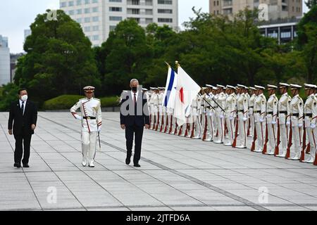 Tokio, Japan. 30. August 2022. Der israelische Verteidigungsminister Benny Gantz (R) und die japanische Verteidigungsministerin Hamada Yasukazu (L) nehmen am Dienstag, dem 30. August 2022, an einer Ehrenwache im Vorfeld eines bilateralen Treffens in Tokio, Japan, Teil. Benny Gantz besucht Japan, während die Länder 70 Jahre diplomatischer Beziehungen markieren. Gantz und Hamada sollen einen Dialog über strategische Fragen und bilaterale Verteidigungskooperationen führen. (Bild: © POOL via ZUMA Press Wire) Stockfoto