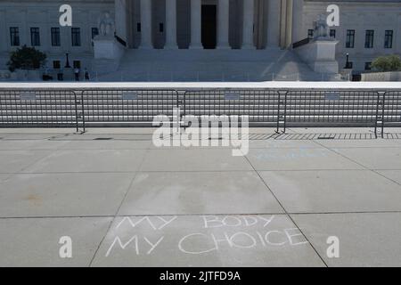 Washington, USA. 30. August 2022. Aktivisten der Bewegung „Unsere Rechte DC“ schreiben heute am 30. August 2022 vor dem Obersten Gerichtshof der Vereinigten Staaten in Washington DC, USA, schnelle Schilder über Abtreibung. (Foto von Lenin Nolly/Sipa USA) Quelle: SIPA USA/Alamy Live News Stockfoto