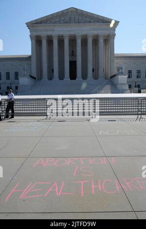 Washington, USA. 30. August 2022. Aktivisten der Bewegung „Unsere Rechte DC“ schreiben heute am 30. August 2022 vor dem Obersten Gerichtshof der Vereinigten Staaten in Washington DC, USA, schnelle Schilder über Abtreibung. (Foto von Lenin Nolly/Sipa USA) Quelle: SIPA USA/Alamy Live News Stockfoto