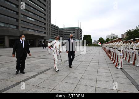 Tokio, Japan. 30. August 2022. Der israelische Verteidigungsminister Benny Gantz (R) und die japanische Verteidigungsministerin Hamada Yasukazu (L) nehmen am Dienstag, dem 30. August 2022, an einer Ehrenwache im Vorfeld eines bilateralen Treffens in Tokio, Japan, Teil. Benny Gantz besucht Japan, während die Länder 70 Jahre diplomatischer Beziehungen markieren. Gantz und Hamada sollen einen Dialog über strategische Fragen und bilaterale Verteidigungskooperationen führen. (Bild: © POOL via ZUMA Press Wire) Stockfoto