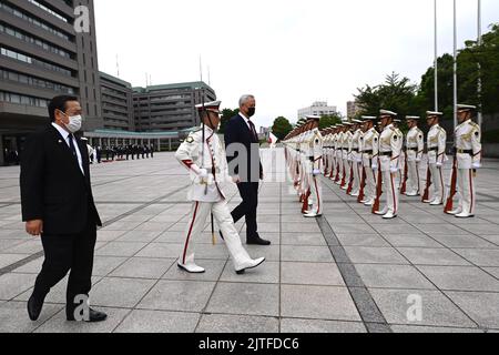 Tokio, Japan. 30. August 2022. Der israelische Verteidigungsminister Benny Gantz (R) und die japanische Verteidigungsministerin Hamada Yasukazu (L) nehmen am Dienstag, dem 30. August 2022, an einer Ehrenwache im Vorfeld eines bilateralen Treffens in Tokio, Japan, Teil. Benny Gantz besucht Japan, während die Länder 70 Jahre diplomatischer Beziehungen markieren. Gantz und Hamada sollen einen Dialog über strategische Fragen und bilaterale Verteidigungskooperationen führen. (Bild: © POOL via ZUMA Press Wire) Stockfoto