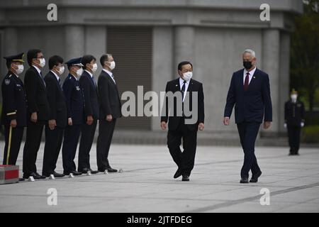 Tokio, Japan. 30. August 2022. Der israelische Verteidigungsminister Benny Gantz (R) und die japanische Verteidigungsministerin Hamada Yasukazu (L) nehmen am Dienstag, dem 30. August 2022, an einer Ehrenwache im Vorfeld eines bilateralen Treffens in Tokio, Japan, Teil. Benny Gantz besucht Japan, während die Länder 70 Jahre diplomatischer Beziehungen markieren. Gantz und Hamada sollen einen Dialog über strategische Fragen und bilaterale Verteidigungskooperationen führen. (Bild: © POOL via ZUMA Press Wire) Stockfoto