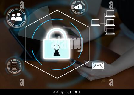 Digitales Vorhängeschloss-Symbol, Cyber-Sicherheitsnetzwerk und Datenschutztechnologie auf dem Bildschirm der virtuellen Schnittstelle. Online-Internetzugang autorisierter Zugriff gegen Stockfoto